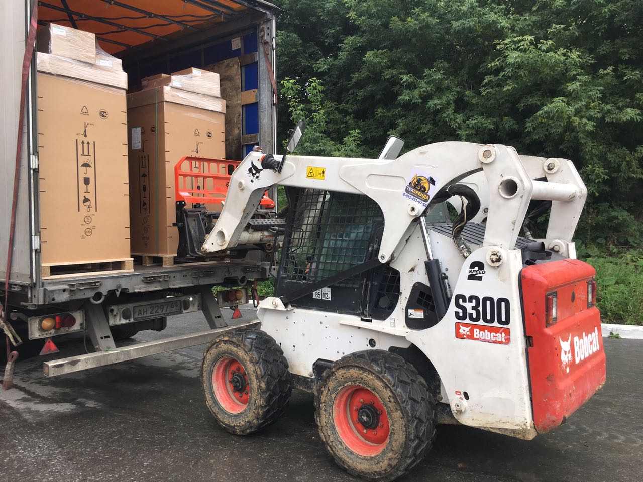 Аренда мини-погрузчика Bobcat S300 в Южно-Сахалинске
